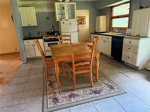 4th image of 846 2nd St SE