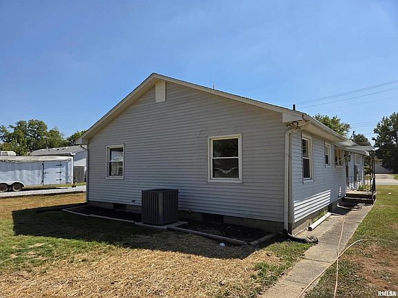 3rd image of 404 W 9th St
