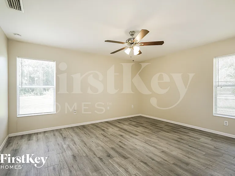 3506 NE 18th Pl — Photo 7