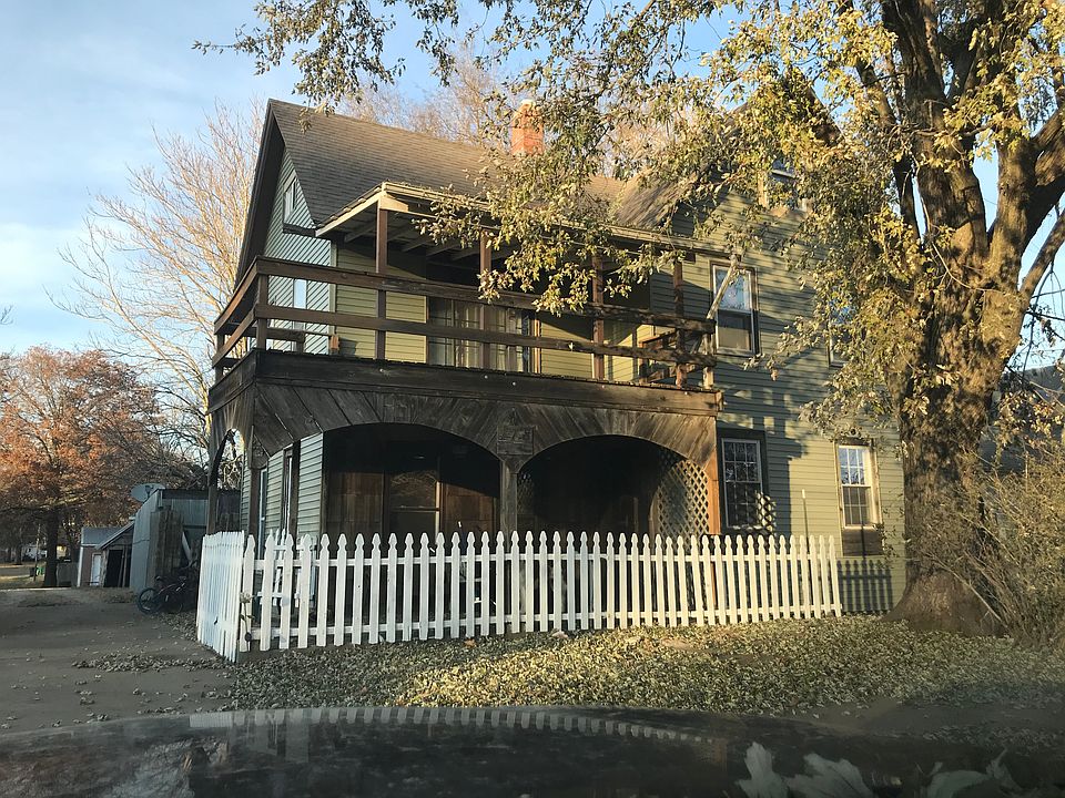 Front view w/upstairs balcon