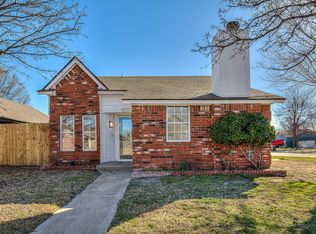 2142 Briarcliff Dr, Moore, OK 73170