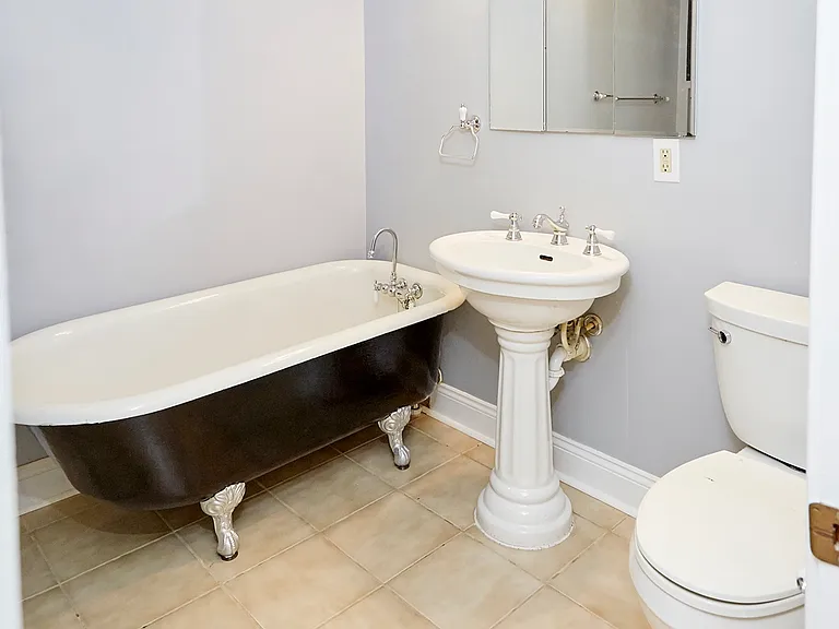 1141 W Hamburg St — Photo 25