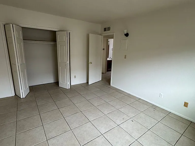 2873 N Fontana Ave — Photo 4
