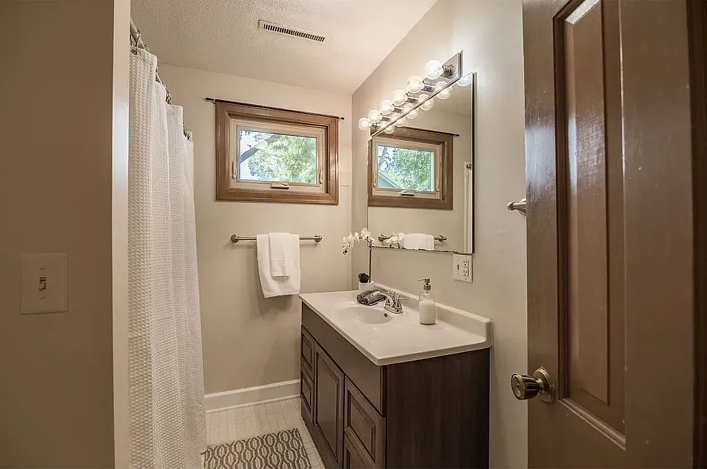3 bed, 1900 sqft, $1,850 — Photo 3