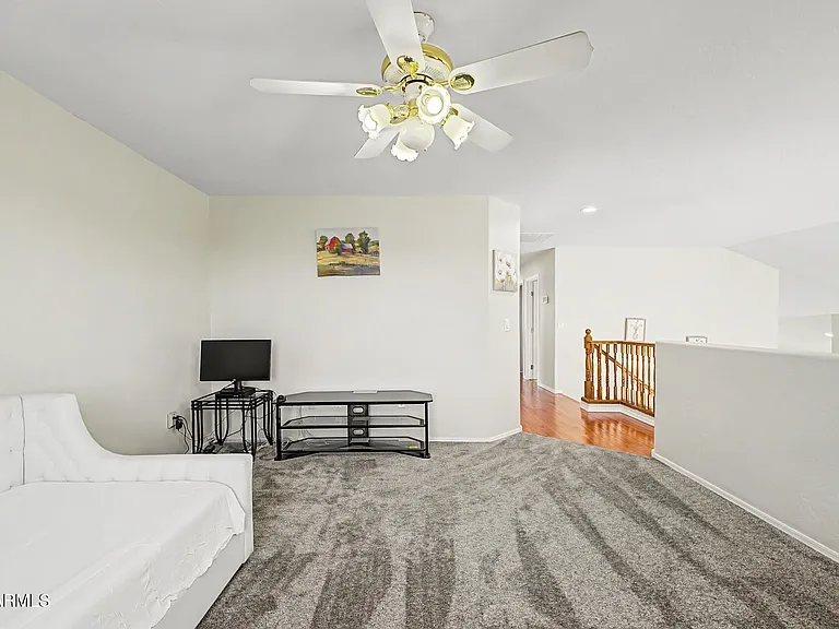 1015 E Irma Ln — Photo 24