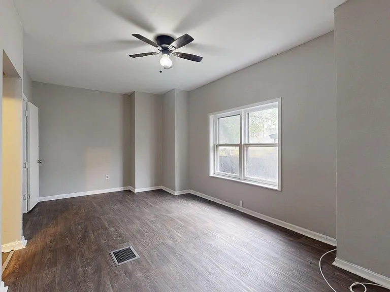 3889 W 33rd St — Photo 10