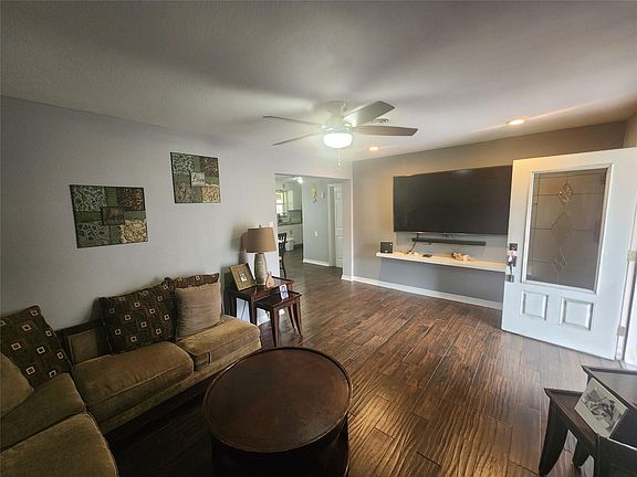 2nd image of 510 Edgebrook Dr