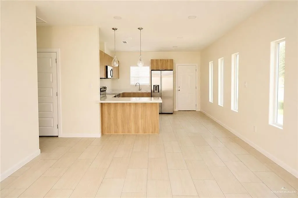 2 bed, 2.0 bath, 4172 sqft, $1,000 — Photo 3