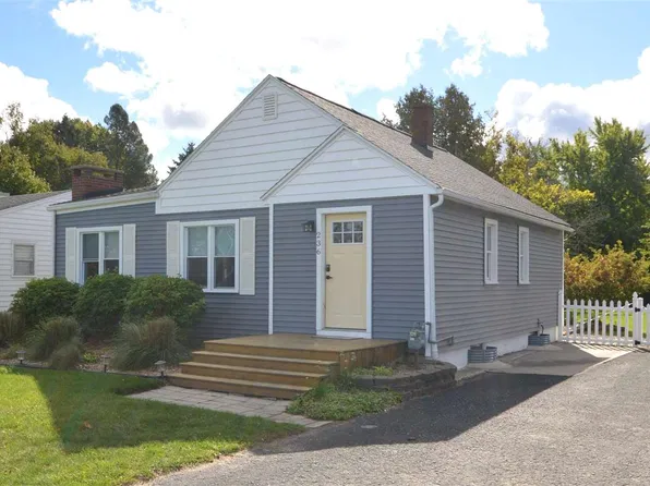 236 E Carpenter St, Charlevoix, MI 49720