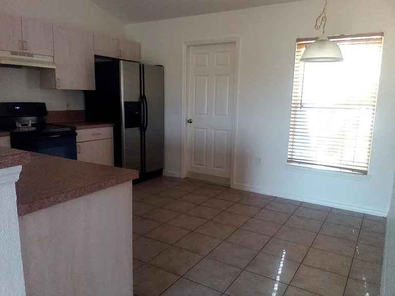 1040 Gary Dr — Photo 6