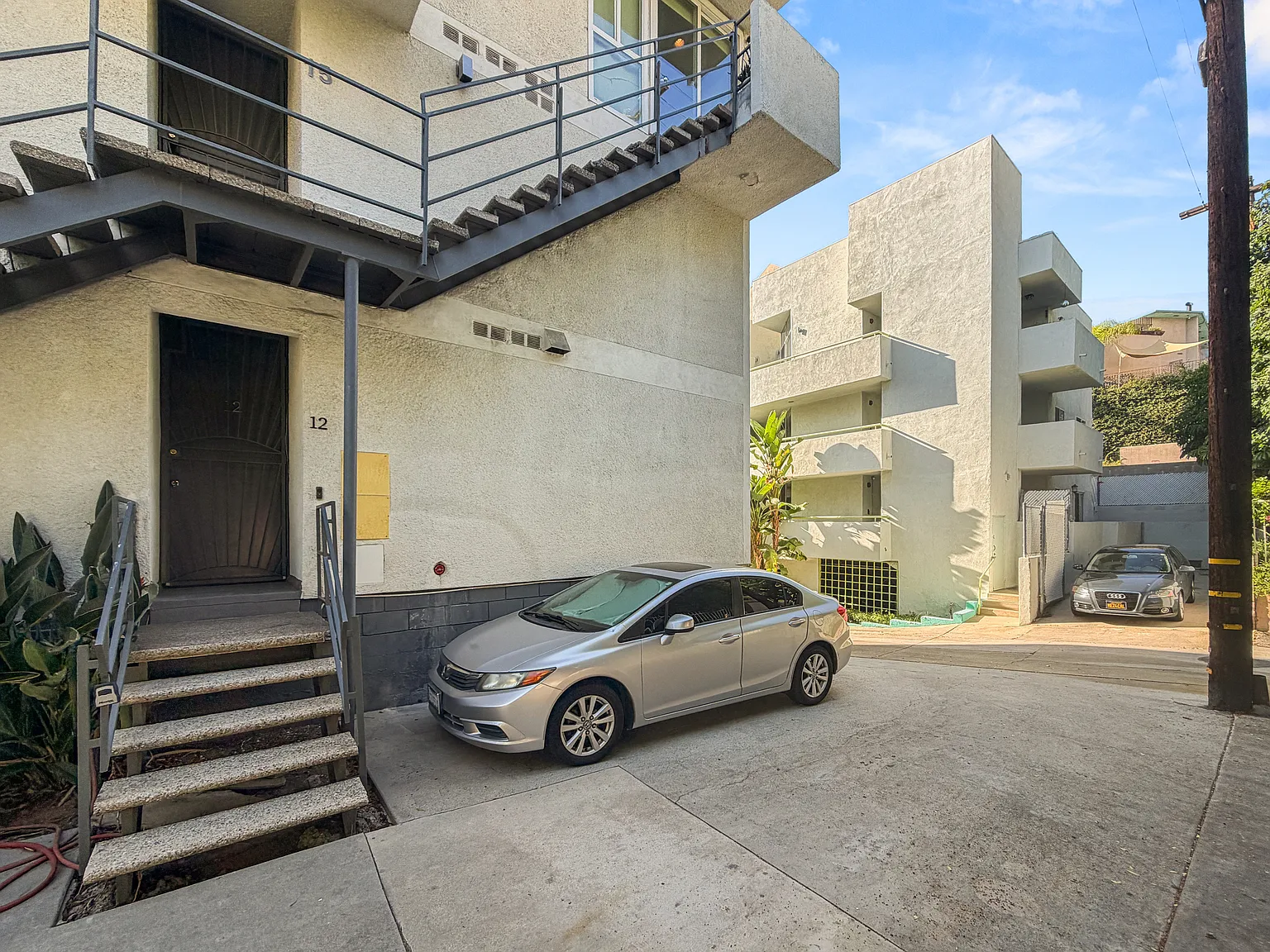 2210 N Beachwood Dr — Photo 3