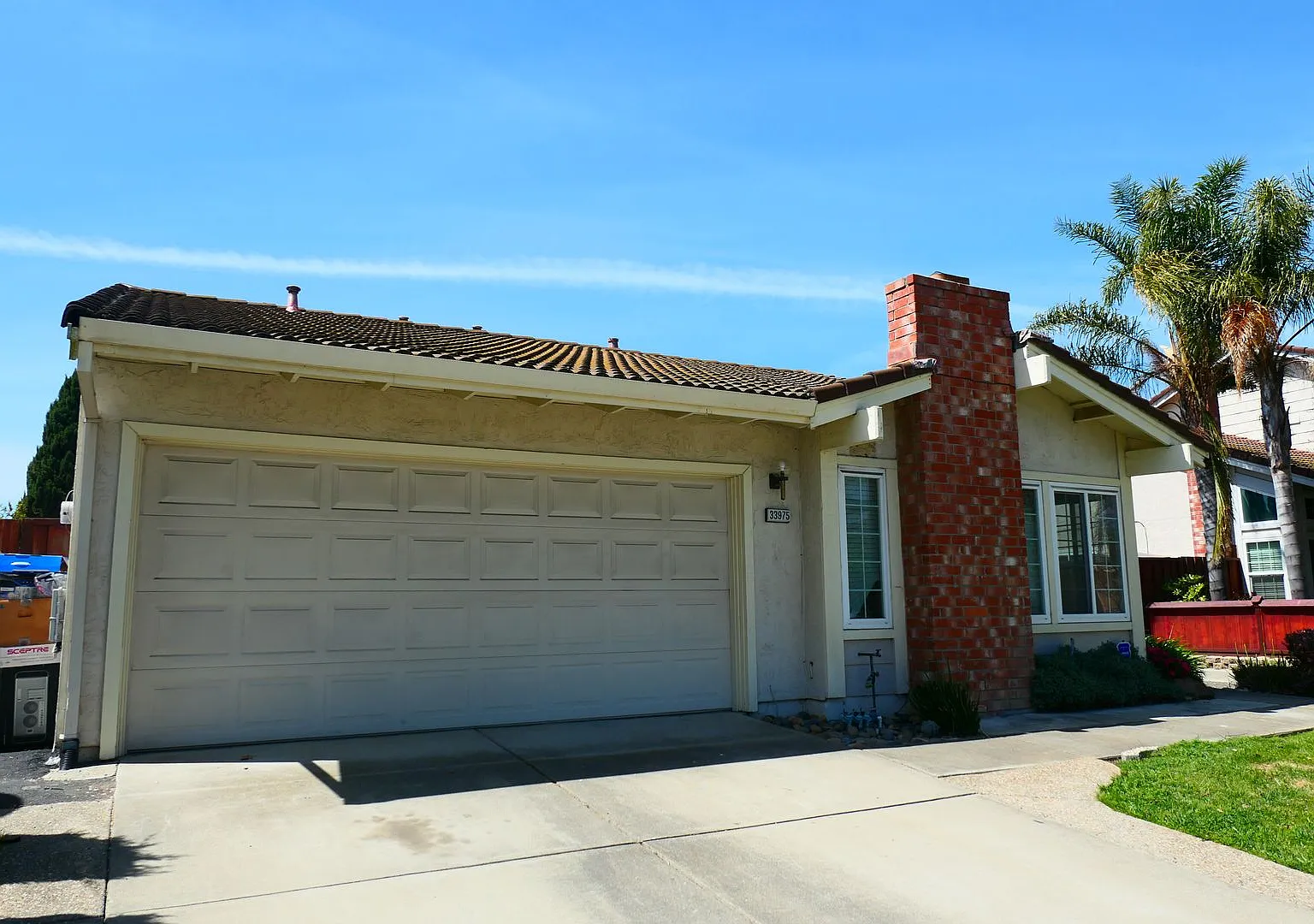 3bed/2 full bath + 1 office in the backyard. Single Family Home! — Photo 1