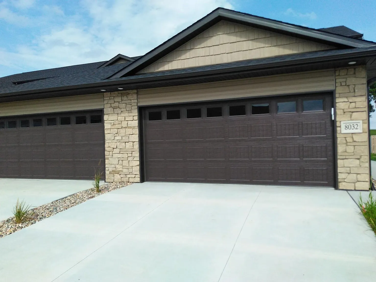 3 bed, 2.5 bath, 1671 sqft, $2,105 — Photo 3