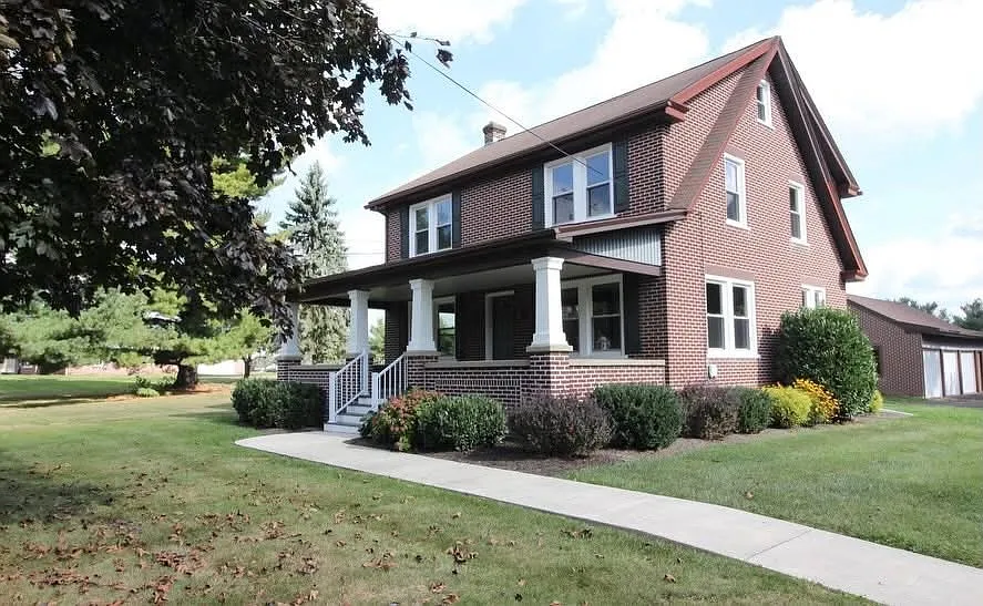 4 bed, 1.5 bath, 2116 sqft, $2,800 — Photo 2