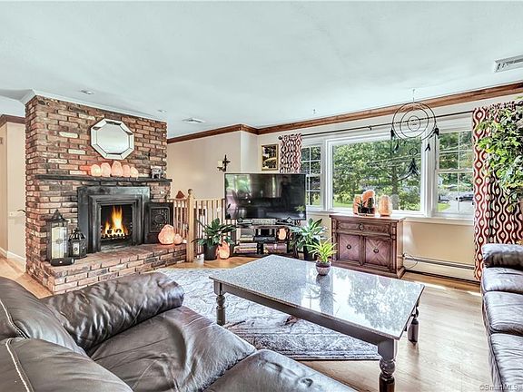 4th image of 39 Hillside Ln