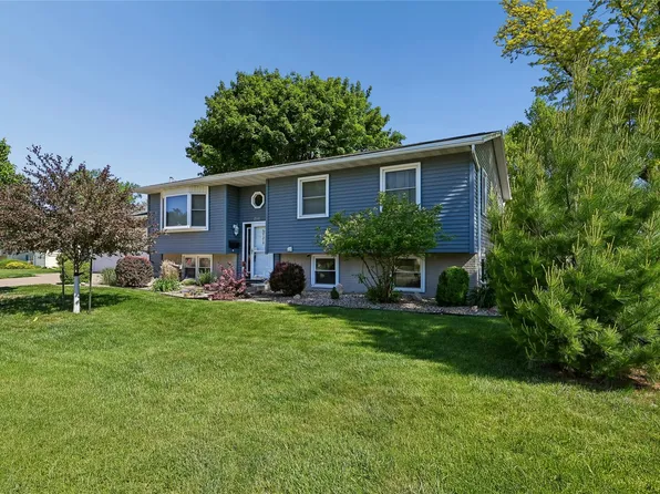 2068 Brookland Dr NE, Cedar Rapids, IA 52402