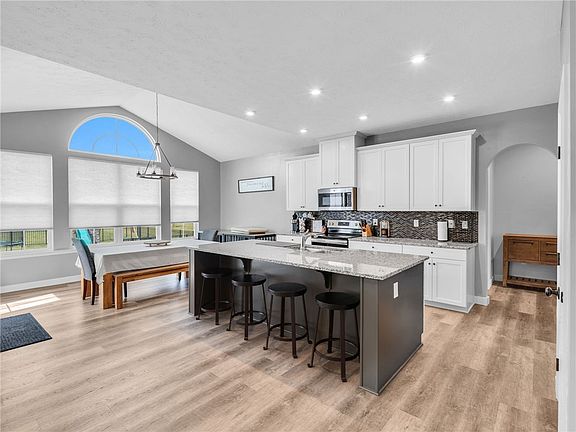 5th image of 2217 Larkspur Dr