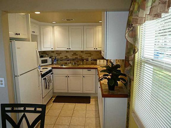 4th image of 313 Farnham P #313