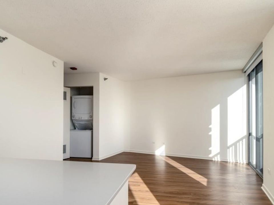1st image of 550 N Kingsbury St #1609