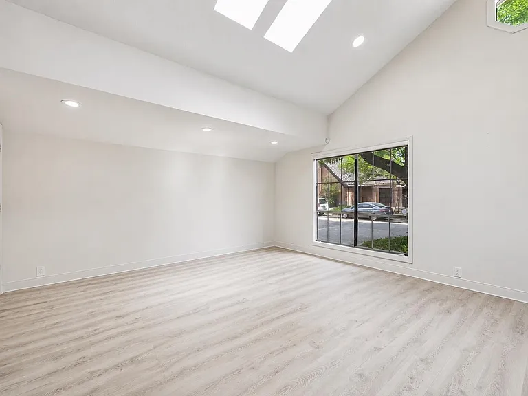 905 Harvard St — Photo 9
