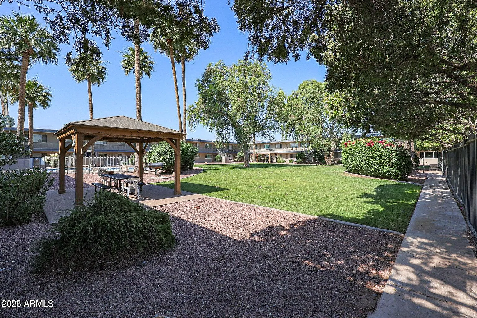 1 bed, 1.0 bath, 784 sqft, $1,300 — Photo 2