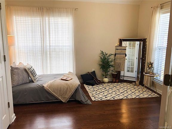 3rd image of 3837 Claiborne Cir