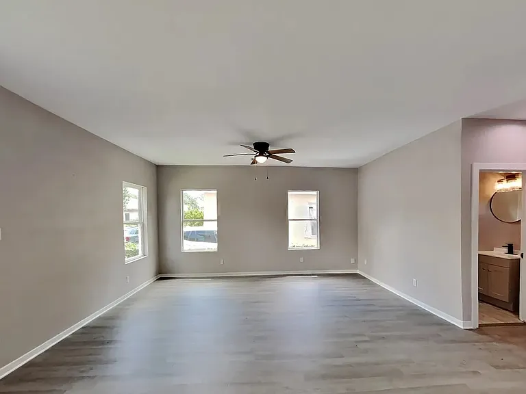 138 Hess St — Photo 2