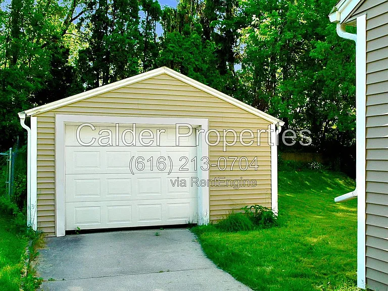 1317 Herrick Ave NE — Photo 21