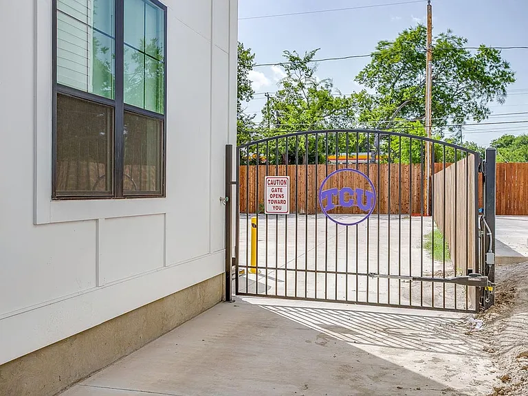 2333 Benbrook Blvd — Photo 42
