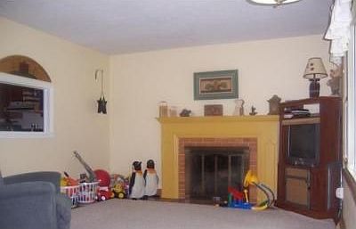 3rd image of 1129 Carrousel Dr E