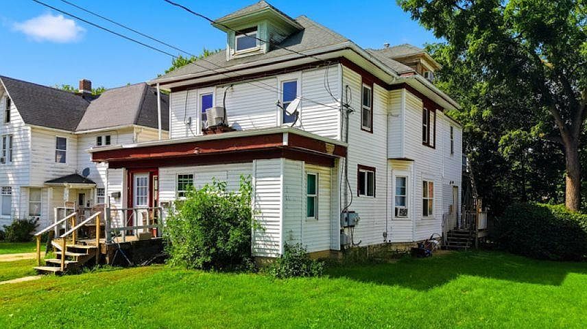 1st image of 715 W 2nd St