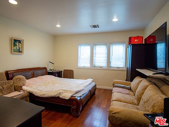 5th image of 1056 S Saint Andrews Pl