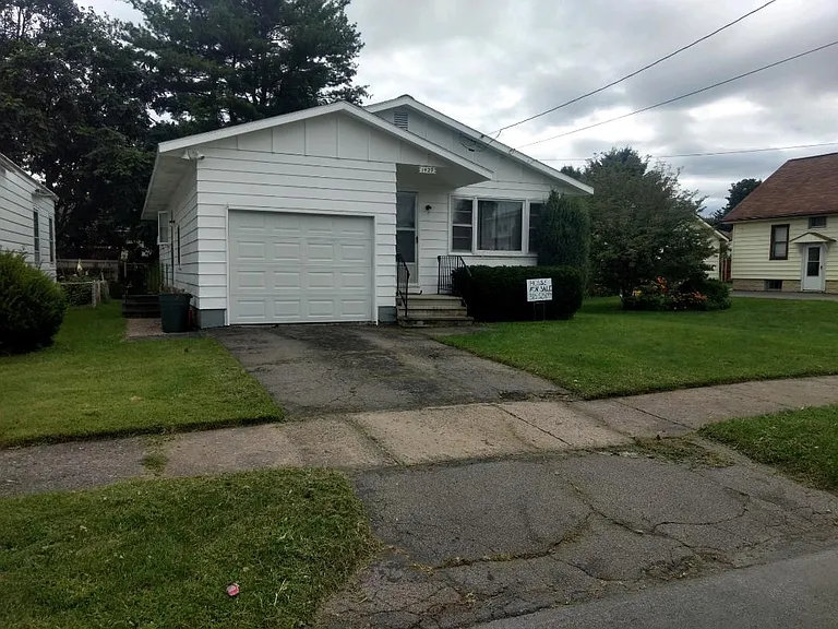 1429 Flagg Ave — Photo 2