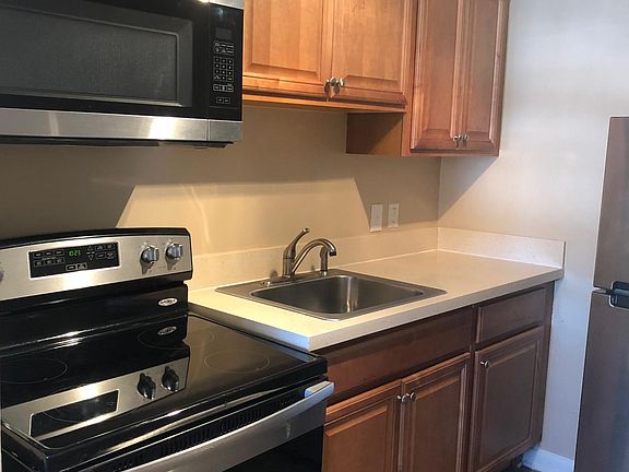 3rd image of 3304 N Elm St APT G
