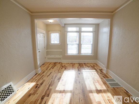 4th image of 112 12th St N #116