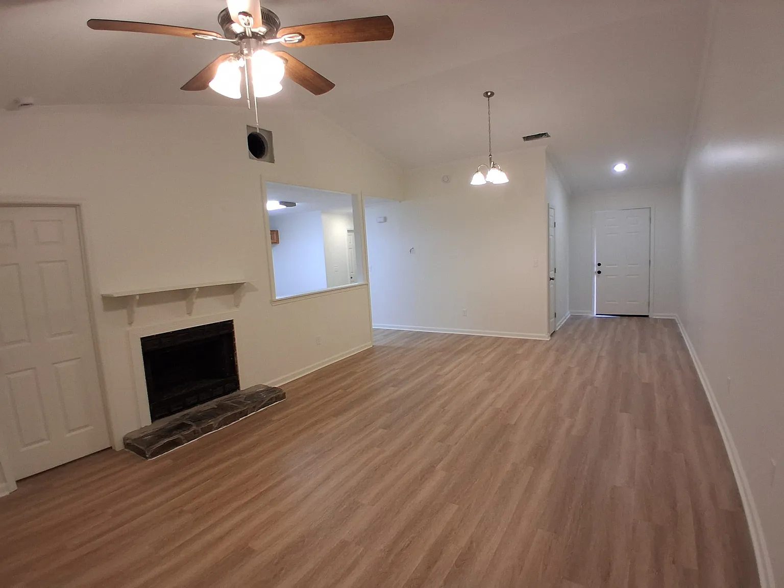 323 Somerset Dr — Photo 3