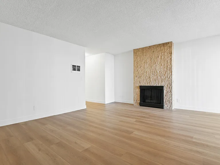 10310 Regent — Photo 5