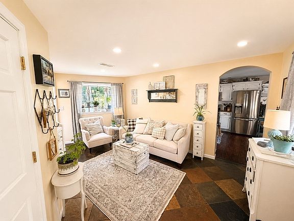 4th image of 9 Pondview Ave