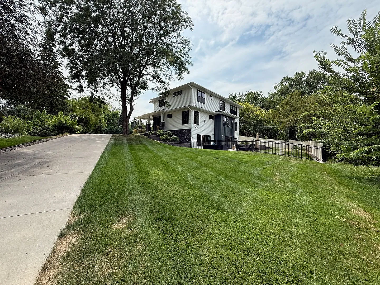 Fully Furnished and gorgeous luxury in peaceful Golden Valley neighborhood — Photo 3