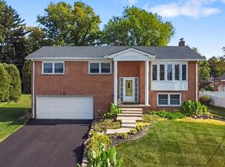 2885 Eastwood Dr, York, PA 17402