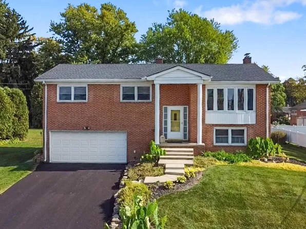 2885 Eastwood Dr, York, PA 17402