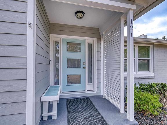 4th image of 121 SE Gilliland Rd