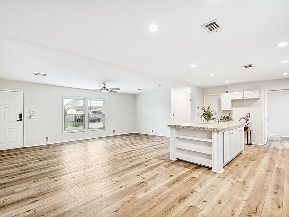 3rd image of 525 Gatewood Cir