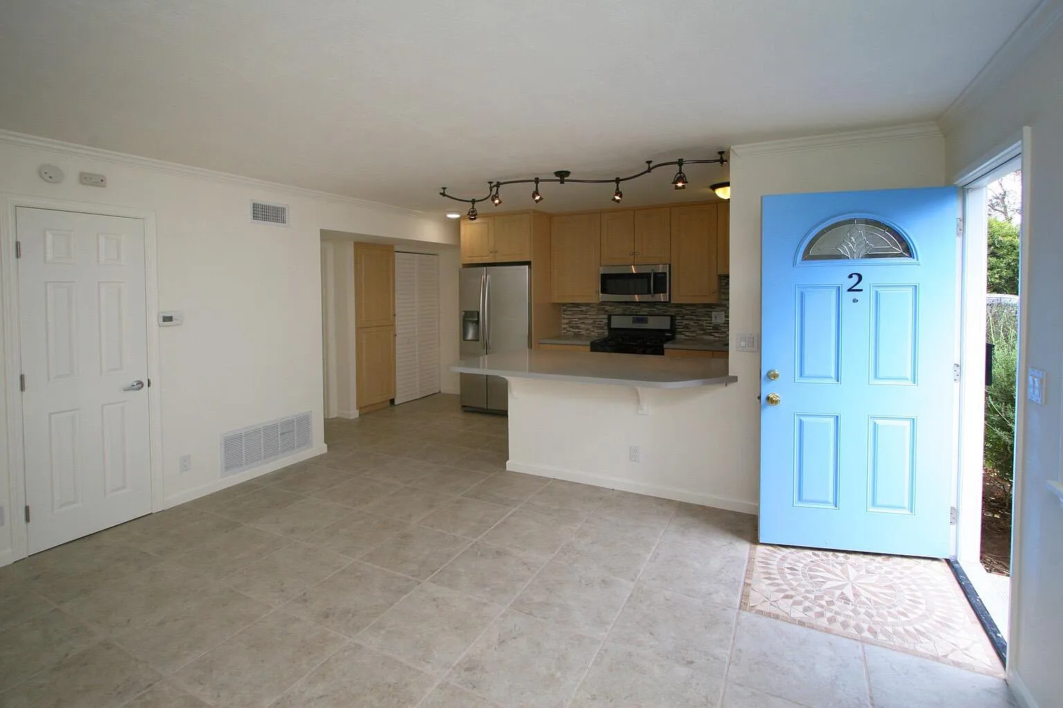 4 bed, 1.5 bath, $6,000 — Photo 3