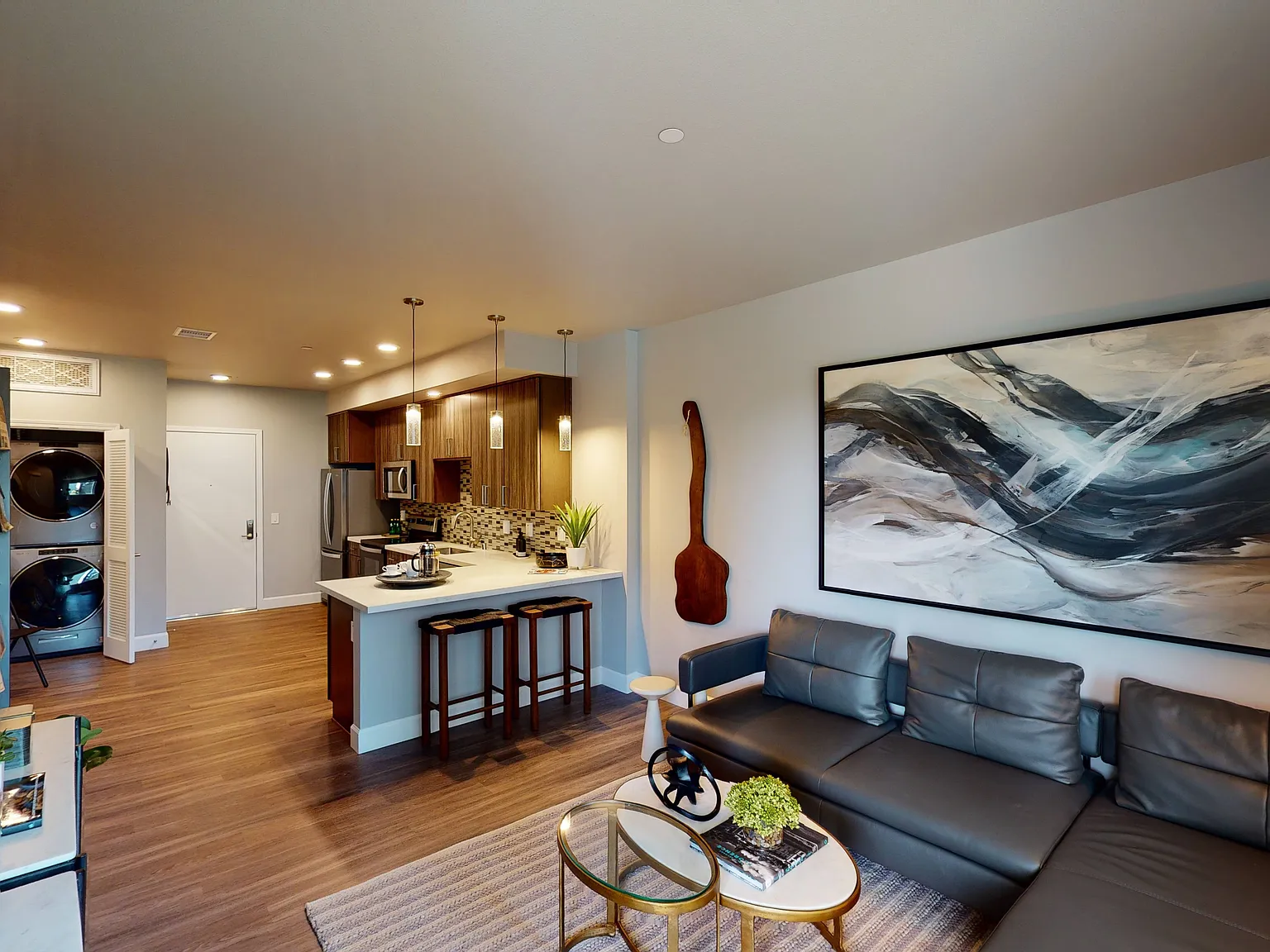Capitol Towers - Luxury Midrise — Photo 4
