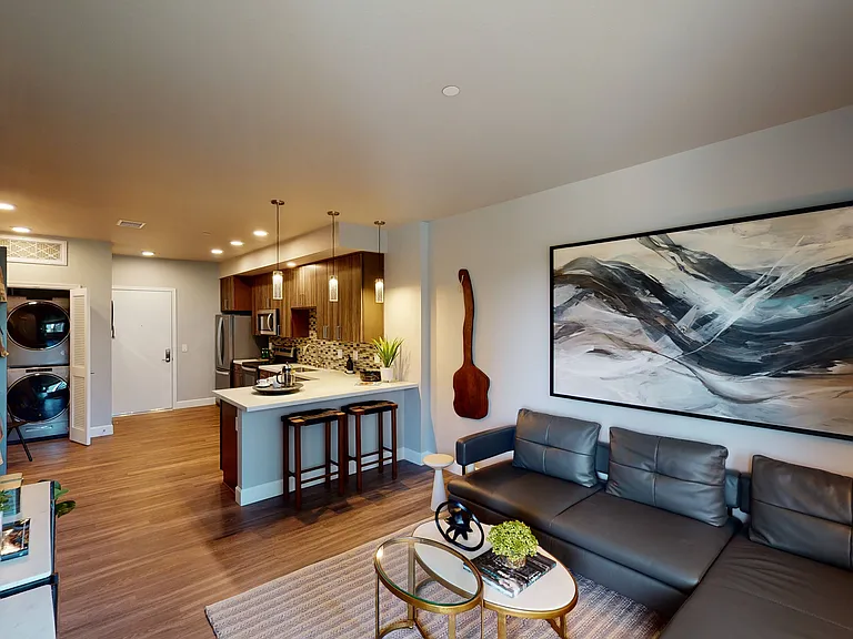 Capitol Towers - Luxury Midrise — Photo 4