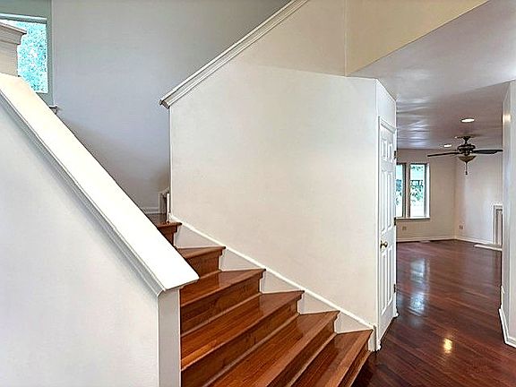 3rd image of 2119 Horncastle Ln