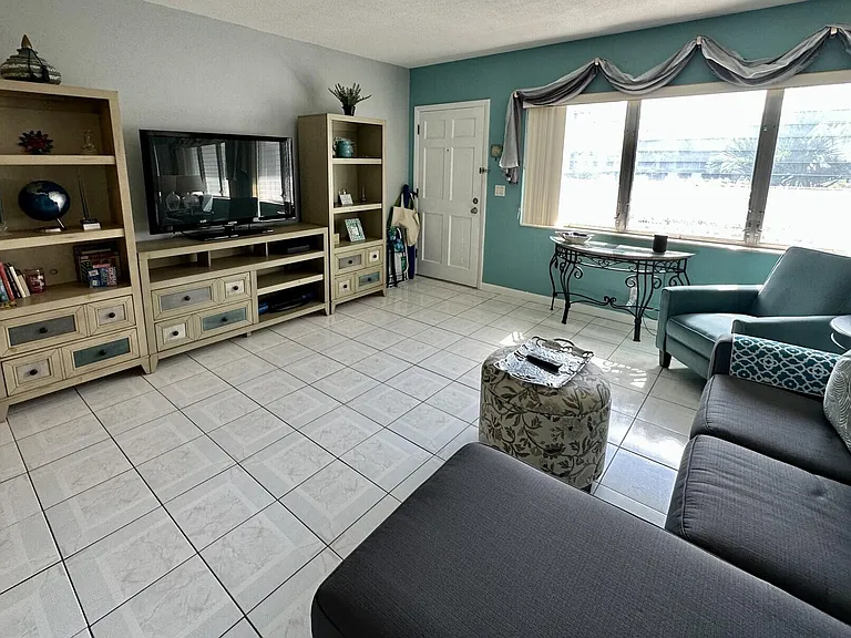 1001 NE 8th Ave #102 — Photo 7