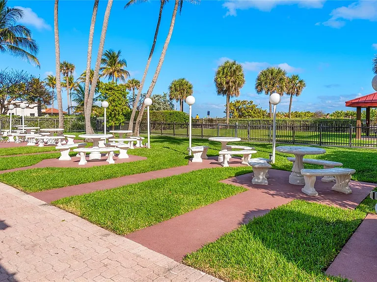 2555 Collins Ave #403 — Photo 46