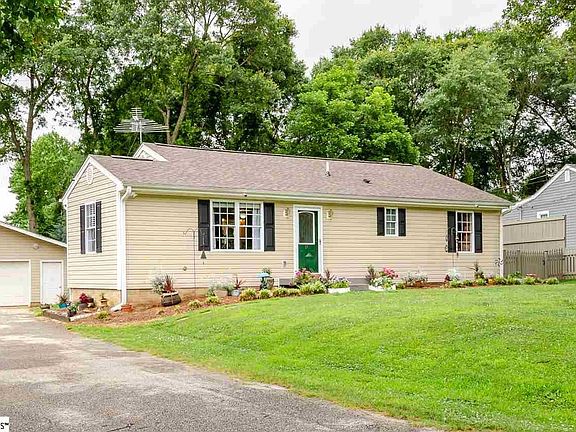 2nd image of 17 Horse Shoe Cir